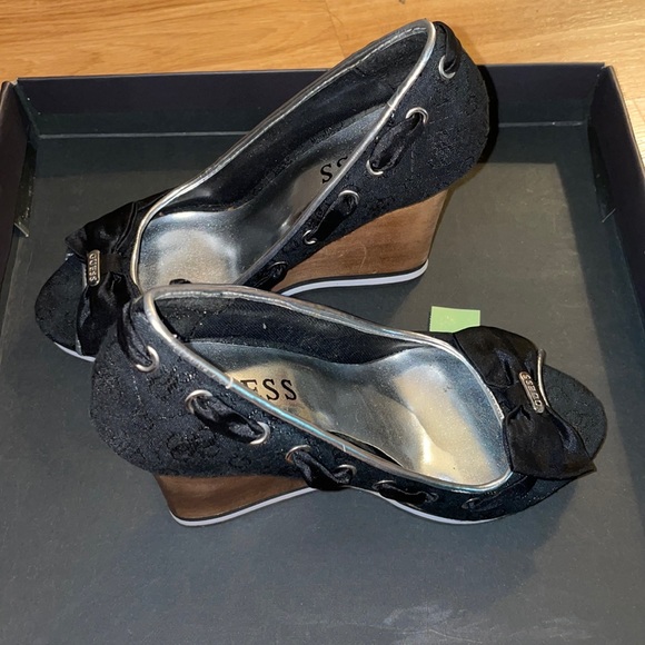 GUESS BRAND! WEDGES WITH BOW! Mint condition! - Picture 5 of 10